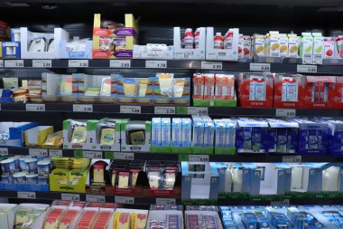 IJmuiden, Hollanda, 4th Temmuz 2018: süt bir süpermarkette. Peynir ve süt. Metin etiketleri hakkında: Felemenkçe, ürün bilgileri Euro fiyatları.