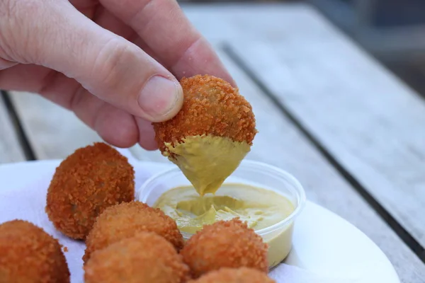 Snack Holandés Bitterballen Con Mostaza Albóndigas Fritas Rellenas Calientes Menudo —  Fotos de Stock