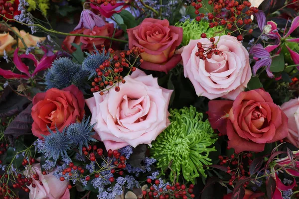 Gemengd Huwelijk Bloemstuk Verschillende Bloemen Herfst Kleuren — Stockfoto