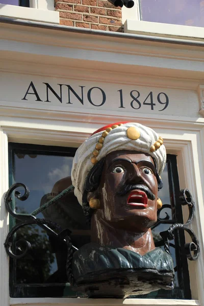 荷兰哈莱姆 2015年8月6日 药剂师上坦尼娅在药店门面上签字 上坦尼娅是一个古老的符号 表明该建筑是一个药房 — 图库照片