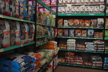 Velserbroek, Hollanda, 17th Ekim 2018: büyük pet shop, Köpek Gıda bölümü iç
