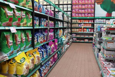 Velserbroek, Hollanda, 17th Ekim 2018: büyük pet shop, Kedi Gıda bölümü iç