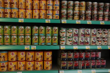 Velserbroek, Hollanda, 17th Ekim 2018: büyük bir pet shop, konserve köpek maması, iç. Metin etiketleri hakkında: ürün bilgileri ve Felemenkçe özel teklifler