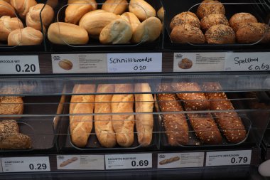 Velserbroek, Hollanda, 17th Ekim 2018: çeşitli türlü bir süpermarkette ekmek. Metin etiketleri hakkında: fiyatları ve ürün bilgilerini Euro Hollanda, fiyatlarındaki