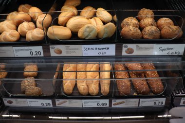 Velserbroek, Hollanda, 17th Ekim 2018: çeşitli türlü bir süpermarkette ekmek. Metin etiketleri hakkında: fiyatları ve ürün bilgilerini Euro Hollanda, fiyatlarındaki