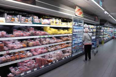 IJmuiden, Hollanda, 17th Ekim 2018: süpermarket iç, indirim dükkanı. Metin: Dutch, fiyatlar Euro cinsinden ürün bilgileri.