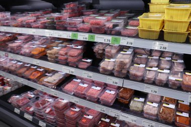 IJmuiden, Hollanda, 17th Ekim 2018: paketlenmiş et market buzdolabı farklı türde. Metin etiketleri hakkında: Felemenkçe, ürün bilgileri Euro fiyatları.
