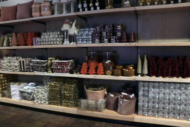 Cruquius, Hollanda - 26 Ekim 2018: Noel süslemeleri bir dekorasyon mağazası