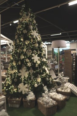 Cruquius, Hollanda - 26 Ekim 2018: bir iç dekorasyon salonu süslenmiş Noel ağacı