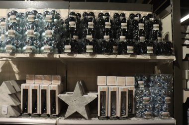 Cruquius, Hollanda - 26 Ekim 2018: mavi ve gümüş bir dekorasyon mağazası Noel süslemeleri