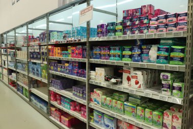 Maastricht, Hollanda, 26th Ekim 2018: Çeşitli markalarda Sıhhi Peçete ve diğer kadın hijyen ürünleri bir süpermarkette. Metin etiketleri hakkında: Felemenkçe, ürün bilgileri Euro fiyatları.