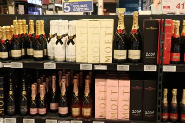 Maastricht, Hollanda, 26th Ekim 2018: şampanya içki dükkanı. Etiketler: fiyat ve ürün bilgilerini Felemenkçe
