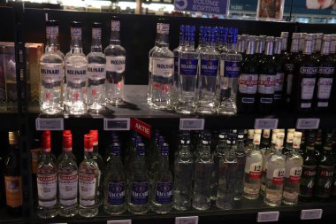 Maastricht, Hollanda, 26th Ekim 2018: anason likör bir mağaza çeşitli türlü. Etiketler: fiyat ve ürün bilgilerini Felemenkçe