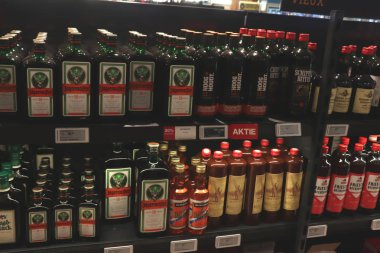 Beverwijk, Hollanda, 26 Ekim 2018: bir dükkanda bitkisel likör markaları. Etiketler: Hollanda 'da fiyat ve ürün bilgileri