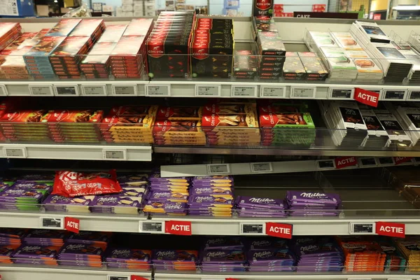 Beverwijk Países Bajos Octubre 2018 Varias Marcas Chocolate Supermercado Texto —  Fotos de Stock