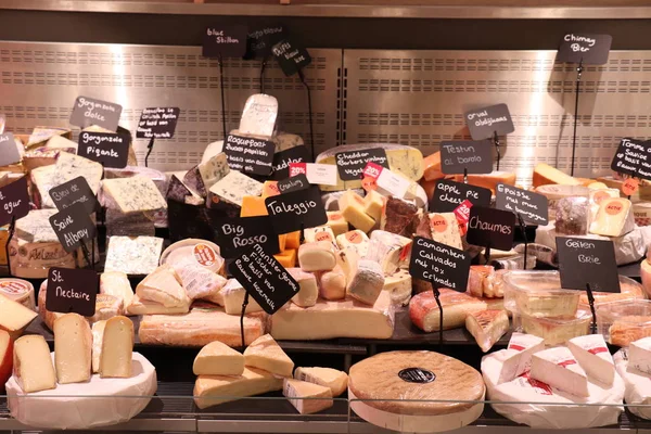 ベフェルヴィーク オランダ 2018 フランス語 ギリシャ語 イタリア語チーズ食料品店のディスプレイに オランダ語でタグ上のテキスト 製品情報と重量あたりの価格 トリュフとヤギのチーズ — ストック写真