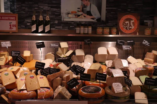 ベフェルヴィーク ネザーランド 2018 フランス ギリシャ イタリアのチーズ市場の表示に失速します オランダ語でタグ上のテキスト 製品情報と重量あたりの価格 トリュフとヤギのチーズ — ストック写真