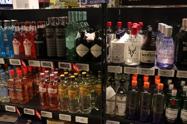 ベフェルヴィーク オランダ 2018 ボトルでジンの様々 なブランドの酒屋 オランダ語でタグ 価格や商品情報 — ストック写真