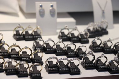 Haarlem, Hollanda - 6th Ekim 2018: Diamond nişan yüzük Euro fiyat etiketleri bir dükkan pencerede