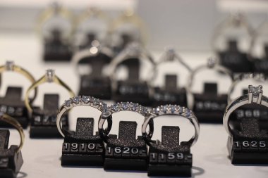 Haarlem, Hollanda - 6th Ekim 2018: Diamond nişan yüzük Euro fiyat etiketleri bir dükkan pencerede