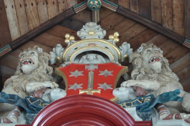 Haarlem, Hollanda - 6 Ekim 2018: ayrıntı boru organ Sint-Bavokerk arması, şehir haarlem, Vicit vim virtus, Latin erdem, şiddet fethetti