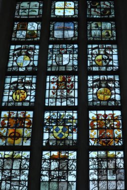 Haarlem, Hollanda - 6 Ekim 2018: vitray pencere parlak renklerle St Bavo Kilisesi