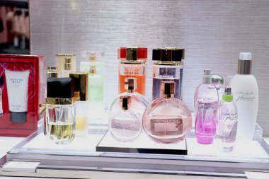 Haarlem, Hollanda - 6th Ekim 2018: Estee Lauder kokuları sergilenen bir lüks mağaza