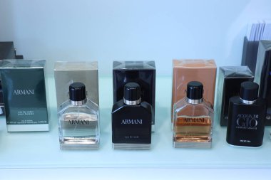Haarlem, Hollanda - 6th Ekim 2018: Giorgio Armani parfümü lüks bir mağazada sergilenen
