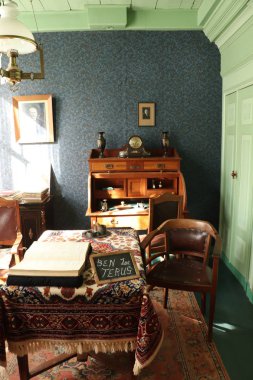 Enkhuizen, Hollanda - 12th Ekim 2018: 19 banka ofis, imar Hollanda Zuiderzee Açık Hava Müzesi'nde. İşaret: Flamanca olarak doğru var olmak