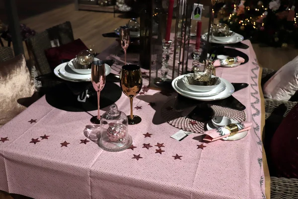 Cruquius オランダ 2018 クリスマス食器および家の装飾の店でディスプレイ上の平皿類 — ストック写真