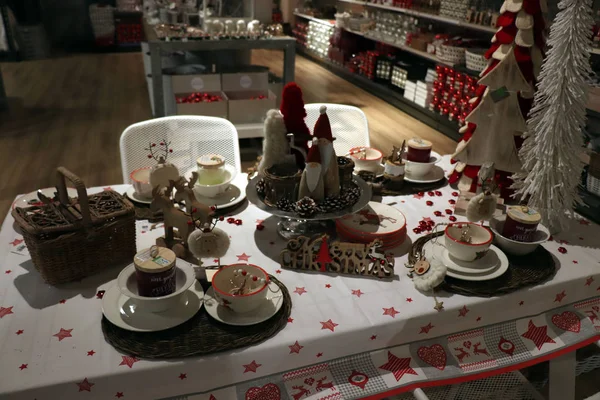 Cruquius オランダ 2018 クリスマス食器および家の装飾の店でディスプレイ上の平皿類 — ストック写真