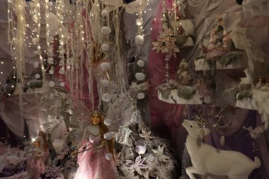 Cruquius, Hollanda - 26 Ekim 2018: beyaz ve pembe bir dekorasyon mağazası olarak Noel süsleri