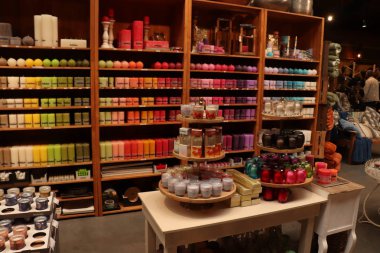 Cruquius, Hollanda - 26 Ekim 2018: mum sergilenen bir ev dekorasyon mağazası