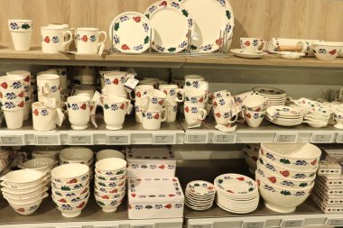 Maastricht, Hollanda - 26 Ekim 2018: Boerenbont çanak çömlek sergilenen bir dekorasyon mağazası. Boerenbont seramik Hollanda'dan kullanılan geleneksel bir kalıptır. 