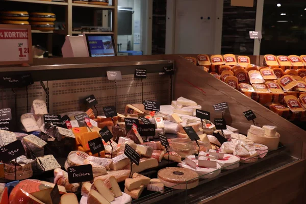 ベフェルヴィーク ネザーランド 2018 フランス ギリシャ イタリアのチーズ市場の表示に失速します オランダ語でタグ上のテキスト 製品情報と重量あたりの価格 トリュフとヤギのチーズ — ストック写真