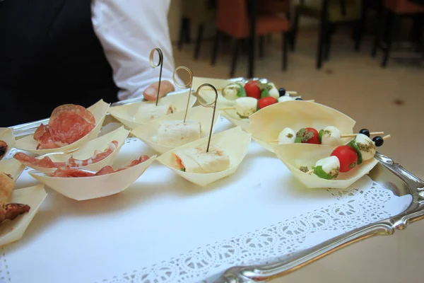 Vorspeisen Beim Hochzeitsempfang Verschiedene Luxuriöse Snacks Caprese Salat Wraps Und — Stockfoto