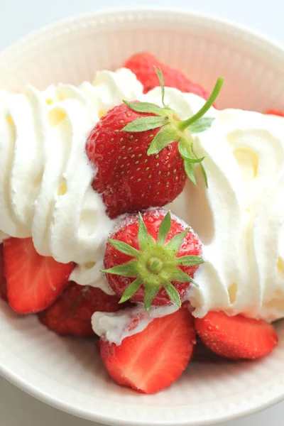 新鮮なイチゴとクリームで健康的な夏デザート — ストック写真