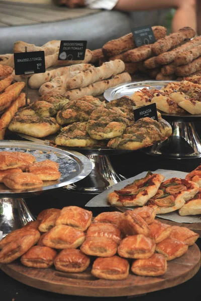奢侈手工面包在市场上 标签上的文本 产品和价格信息在荷兰 Facaccia 是意大利排序 橄榄和西红柿面包 — 图库照片