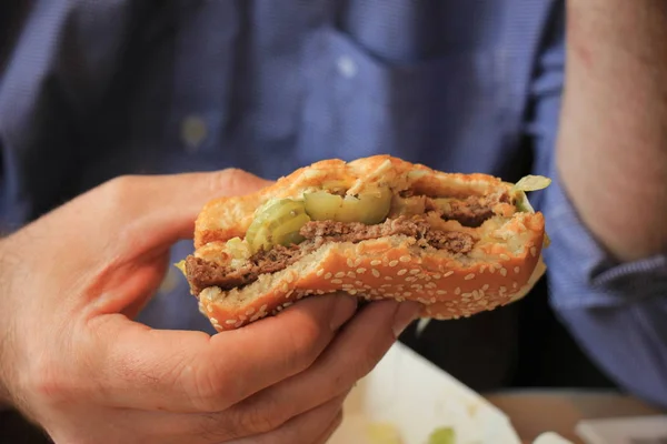 Muž Držící Čerstvý Hamburger — Stock fotografie