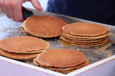 Geleneksel Hollanda stroopwafels, geleneksel tatlı kurabiye, karamel şurup ile dolu. Sıcak veya soğuk servis