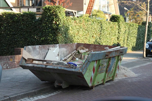 Müllcontainer Oder Entsorgungsbehälter Der Nähe Einer Baustelle Beladen — Stockfoto