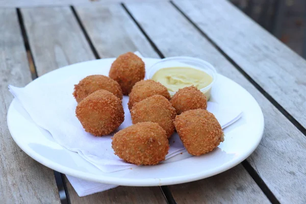 Snack Holandés Bitterballen Con Mostaza Albóndigas Fritas Rellenas Calientes Menudo —  Fotos de Stock