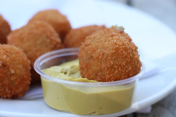 Snack Holandés Bitterballen Con Mostaza Albóndigas Fritas Rellenas Calientes Menudo —  Fotos de Stock