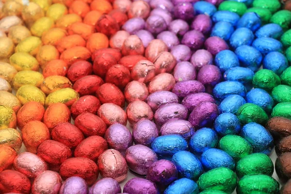 Eine Gruppe Folie Gewickelte Schokoladen Ostereier Regenbogenfarben — Stockfoto