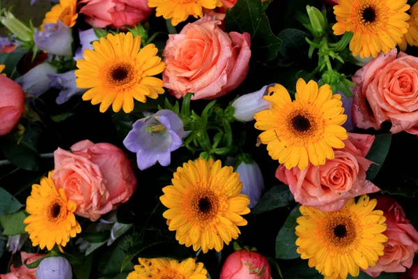 Gemischtes Blumenarrangement Verschiedene Blüten Verschiedenen Gelb Rosa Und Orangetönen — Stockfoto