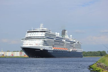 Velsen, Hollanda - Haziran, 19 2016: Ms Koningsdam. MS Koningsdam Holland America Line tarafından işletilen bir cruise gemisi. 29 Mayıs 2016 yılında Rotterdam cristened oldu.