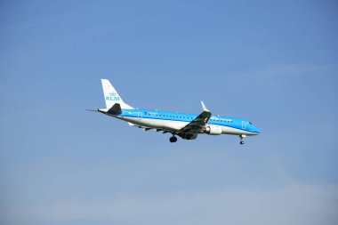 Amsterdam Hollanda - Mayıs, 6 2016: Ph-Ezb kım Cityhopper Embraer Schiphol Polderbaan pist, yaklaşan Oslo, Norveç üzerinden gelen Erj