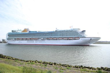 Velsen, Hollanda - 22 Mayıs 2015: Ventura Grand sınıf cruise gemi sahibi ve işleticisi P ve O Cruises, Fincantieri, Monfalcone, İtalya inşa var. 291.4 m (956 ft) uzun olduğunu