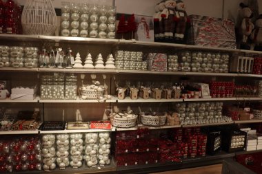 Cruquius, Hollanda - 26 Ekim 2018: beyaz ve kırmızı bir dekorasyon mağazası ile Noel süsleri