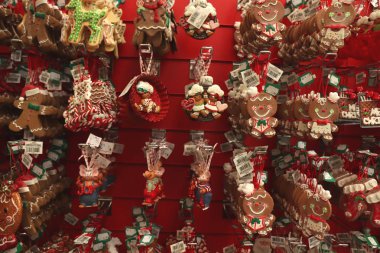 Aalsmeer, Hollanda - 7th Kasım 2018: Gingerbread Noel süslemeleri bir dekorasyon mağazası